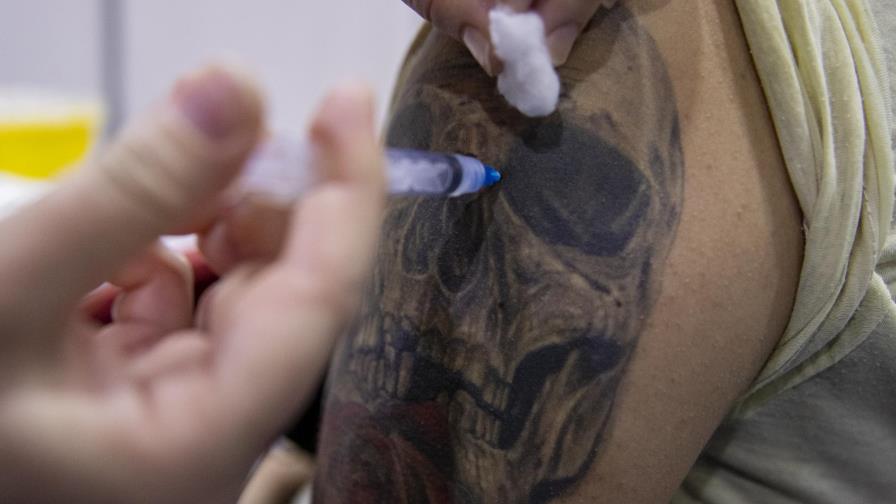 Decenas de antivacunas acusan discriminación en Chile