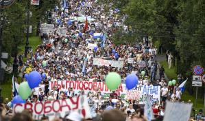 Protesta masiva contra el arresto de gobernador ruso