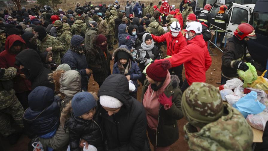 Polonia emplea cañón hidrante contra migrantes en frontera
