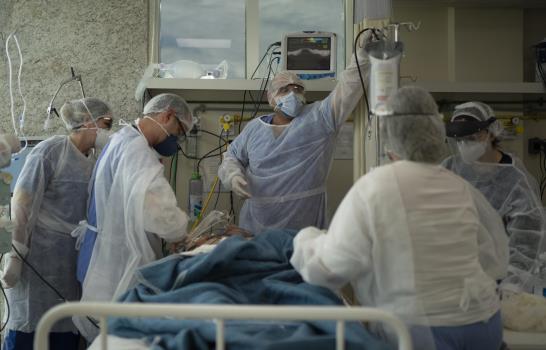 En hospital de Brasil, la UCI se llena de casos de COVID-19
