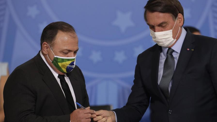 Brasil: General asume como ministro de Salud tras interinato