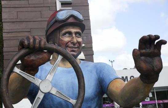 Trasladan restos de ex campeón mundial Fangio a mausoleo