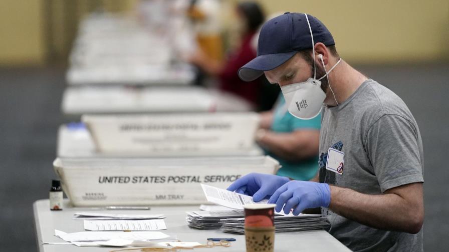 Se apresuran a contar votos en estados clave de EEUU