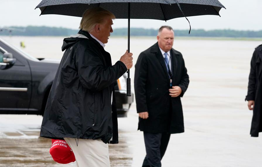Tras paso de Laura, Trump visitará a afectados por huracán
