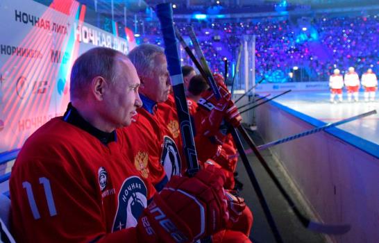 Vladimir Putin se pone los patines y marca nueve tantos en partido de hockey hielo