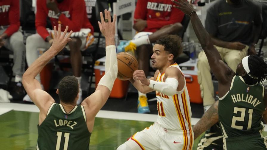 Young y los Hawks muestran la confianza de un campeón Young y los Hawks muestran la confianza de un campeón