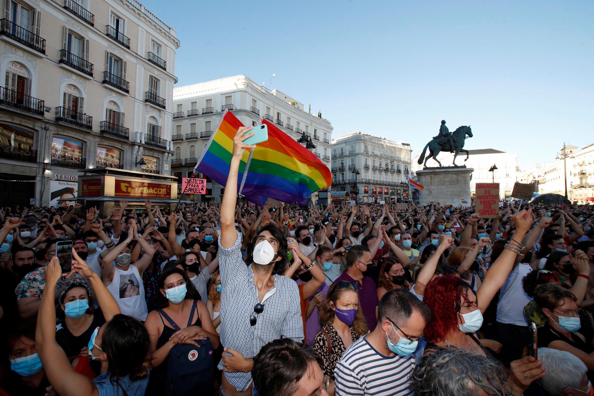 Manifestación celebrada este lunes en la Puerta del Sol, en Madrid, para condenar la brutal agresión que acabó este sábado con la vida del joven Samuel Luiz, de 24 años, en A Coruña, un crimen por el que se ha continuado tomando declaración a los testigos sin que por el momento se hayan producido detenciones. 