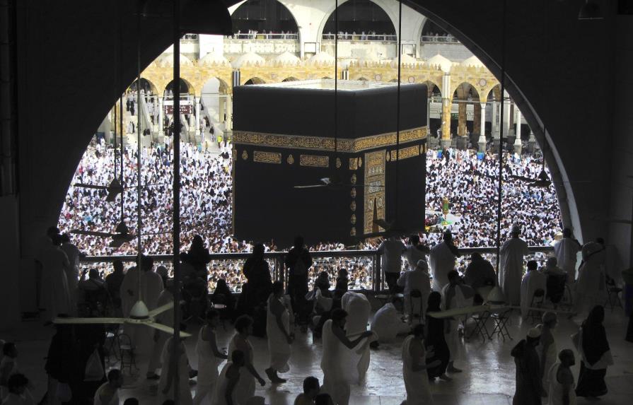 Peregrinos vuelven a La Meca al suavizarse las restricciones