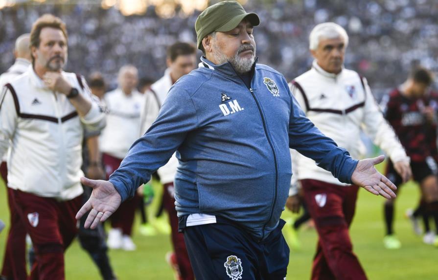Diego Maradona da marcha atrás con renuncia y vuelve a Gimnasia