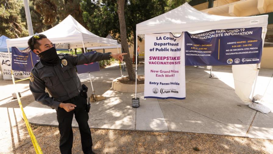 California exigirá que empleados estatales estén vacunados California exigirá que empleados estatales estén vacunados