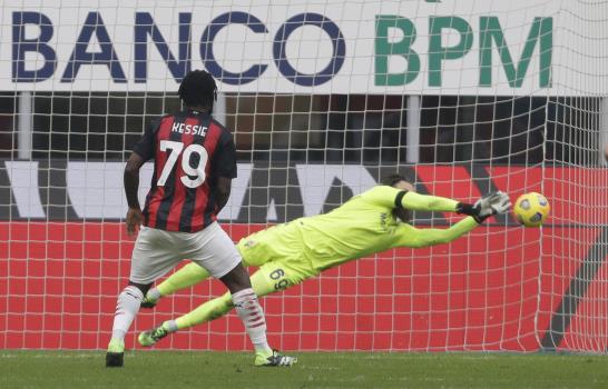 Por Diego: Napoli golea 4-0 a Roma en medio de homenajes