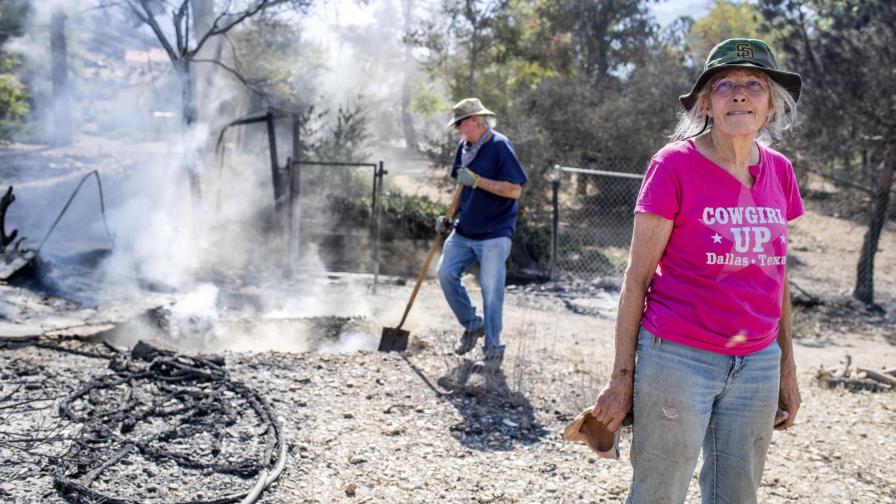 Bomberos logran avances contra gran incendio en California Bomberos logran avances contra gran incendio en California
