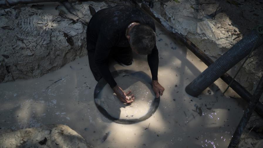 Mineros ilegales atacan a policías e indígenas en Brasil