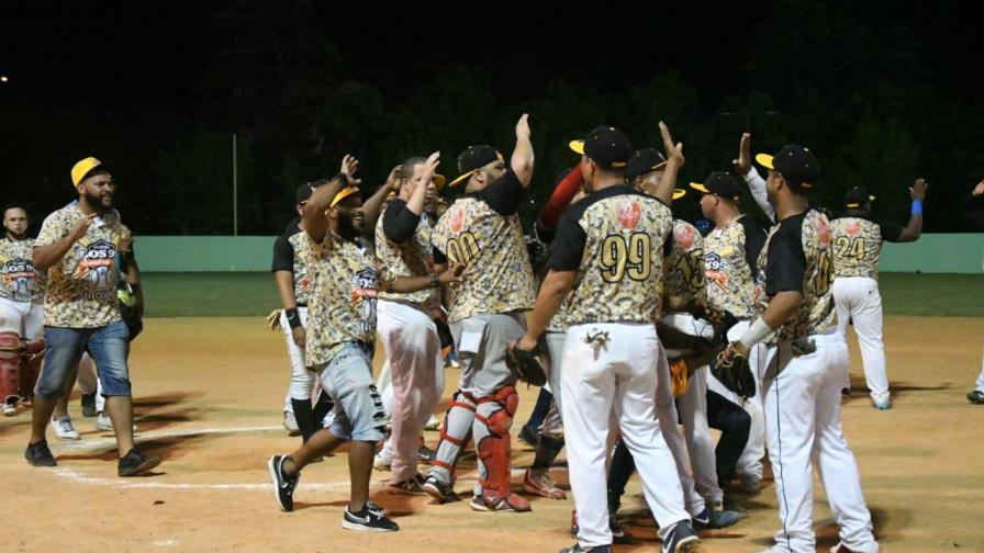 Dividen el inicio de la final del torneo Rubén Pimentel de Softbol del Distrito Nacional