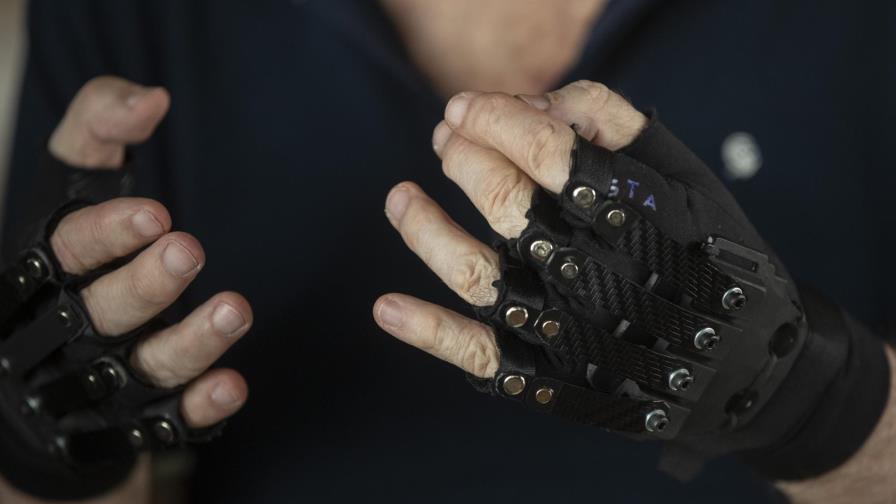 Un aclamado pianista vuelve a tocar con guantes “mágicos”
