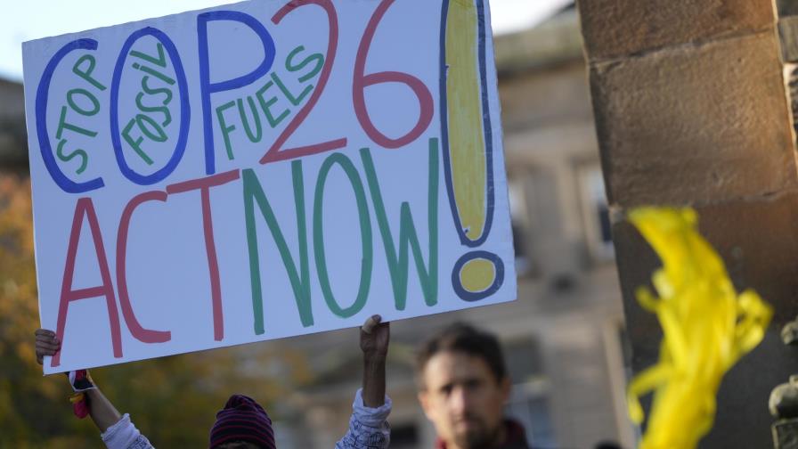 Activistas exigen más acciones al reunirse líderes en COP26