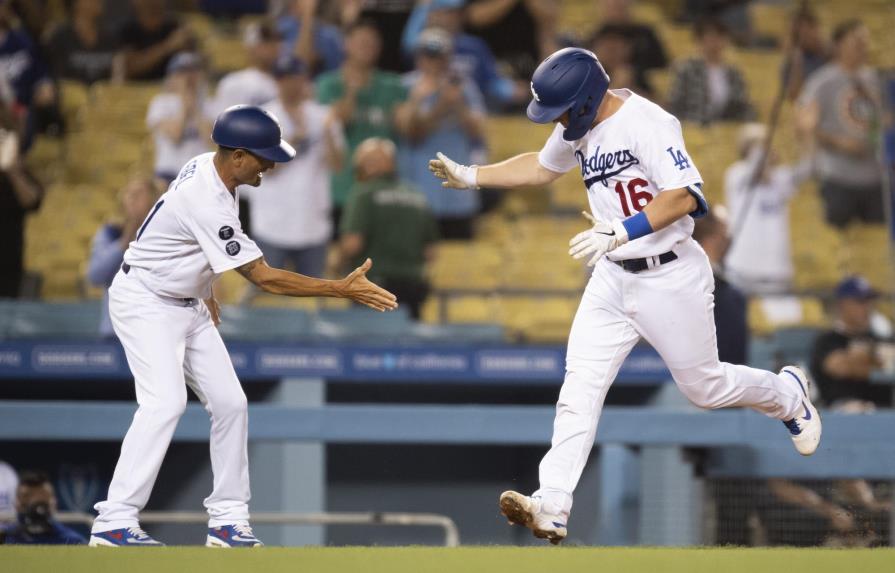 Smith, Taylor jonronean en triunfo de Dodgers sobre Filis