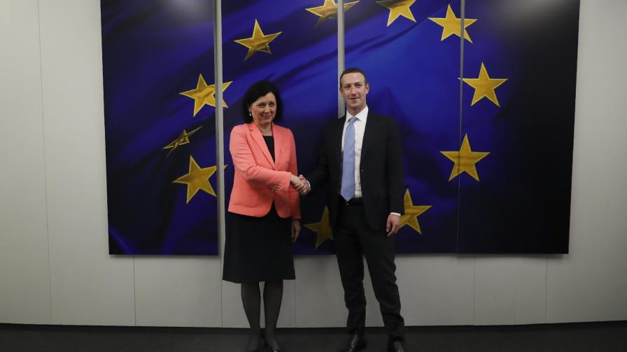 Fundador de Facebook se reúne con funcionarios europeos