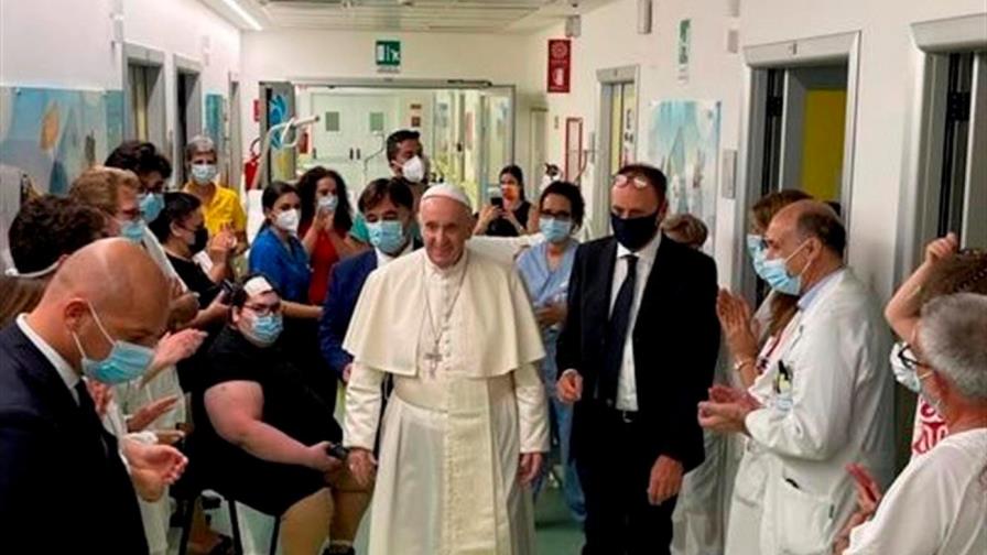 El papa sale del hospital diez días después de su operación de colon