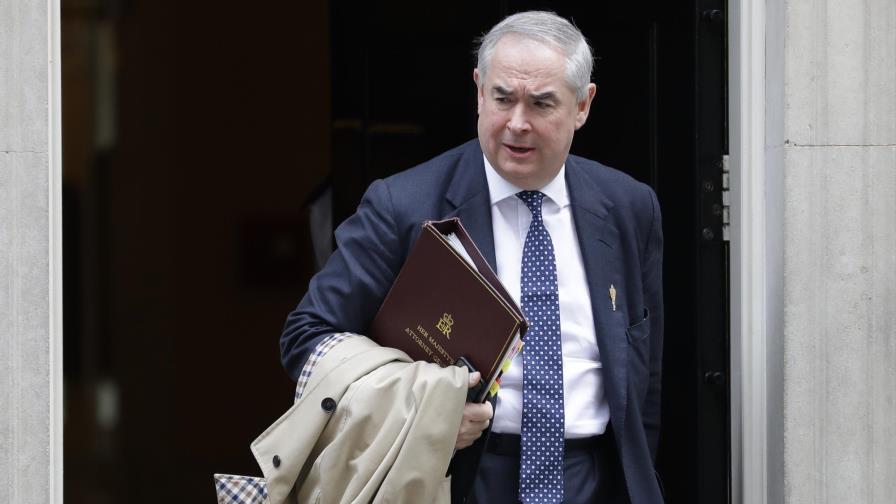 Legislador británico defiende su segundo y jugoso trabajo