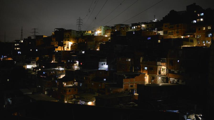 Tras año de apagones, luces navideñas brillan en Venezuela