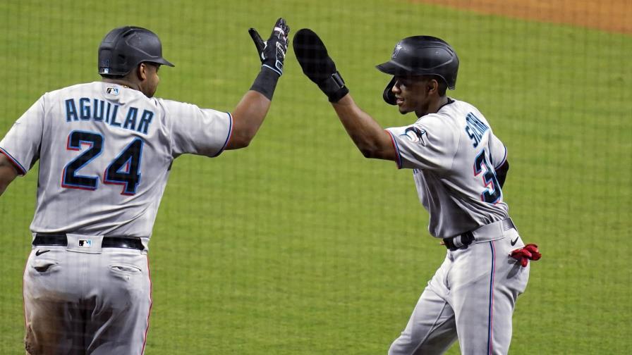Nola pega hit decisivo en séptimo y Padres vencen a Miami