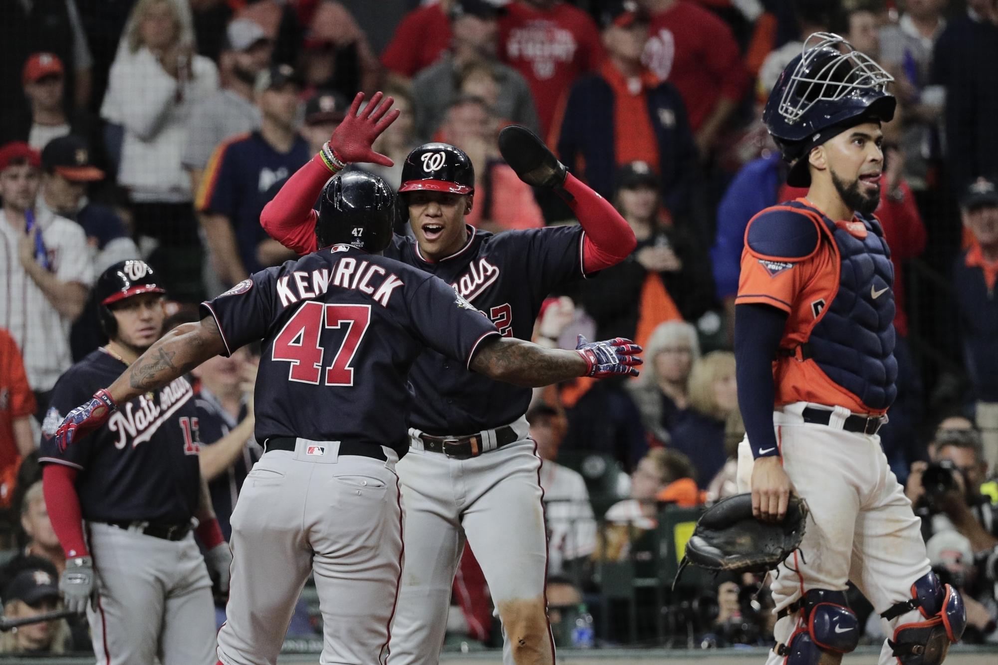 Los Nacionales de Washington festejan tras ganar el séptimo partido de la Serie Mundial frente a los Astros de Houston para coronarse en el clásico (AP/David J. Phillip)