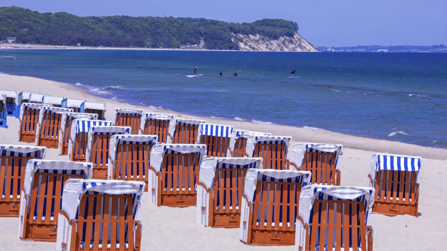 Europeos toman el sol tras reducción de medidas por COVID-19