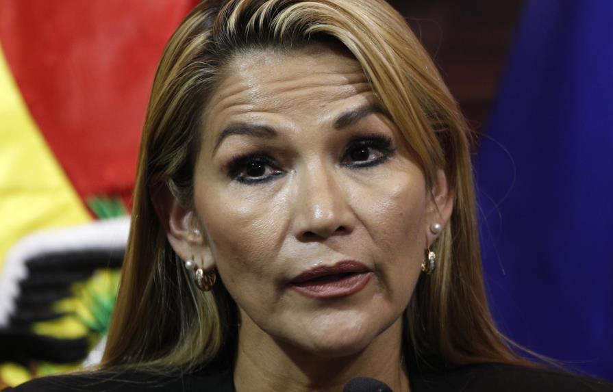 Ella es Jeanine Áñez, autoproclamada presidenta de Bolivia