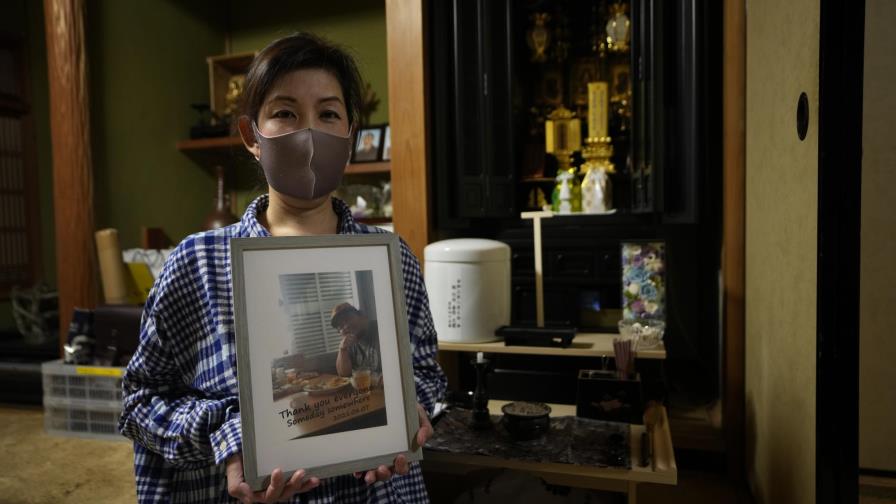 Familias de muertos del virus cuestionan estrategia de Japón