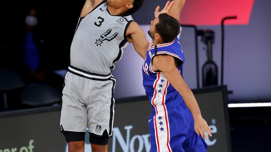 Triple de Milton le da triunfo a 76ers de 132-130 ante Spurs Triple de Milton le da triunfo a 76ers de 132-130 ante Spurs