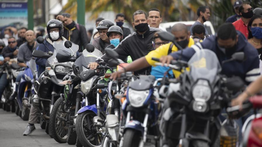 Vuelve escasez de gasolina a Venezuela; Irán trata de ayudar