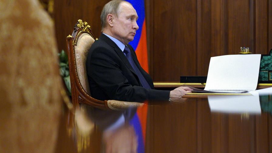 Putin firma ley con que podría seguir en el cargo hasta 2036