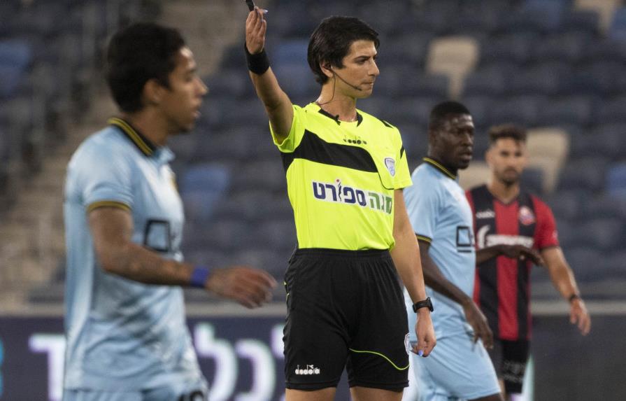 Primera árbitro transgénero de Israel ingresa al campo