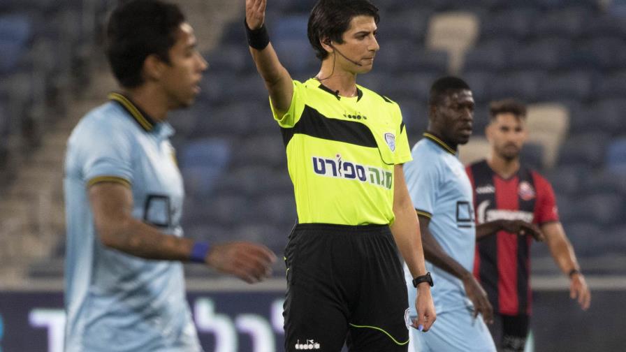 Primera árbitro transgénero de Israel ingresa al campo