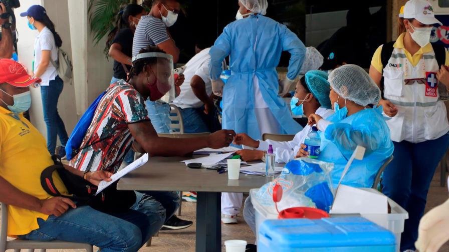 Colombia baja de 200 muertes diarias por covid por primera vez desde abril