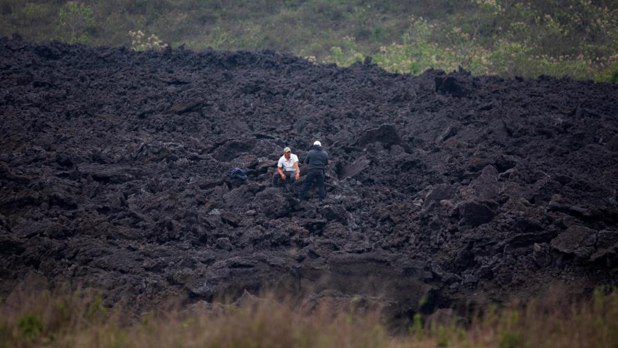 Lava de volcán a punto de tragarse una comunidad de Guatemala