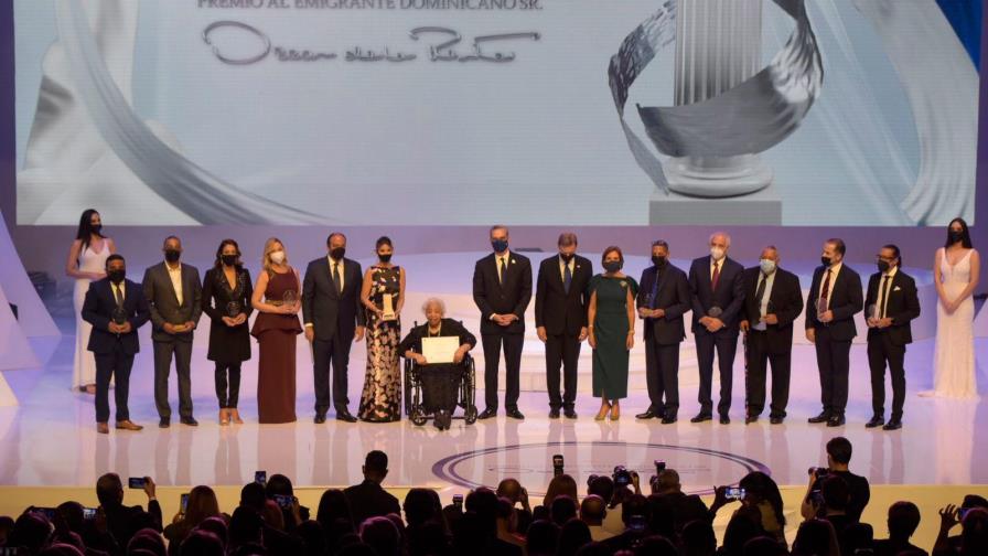 Entregan el Premio al Emigrante Dominicano Sr. Oscar de la Renta a Casilda Luna