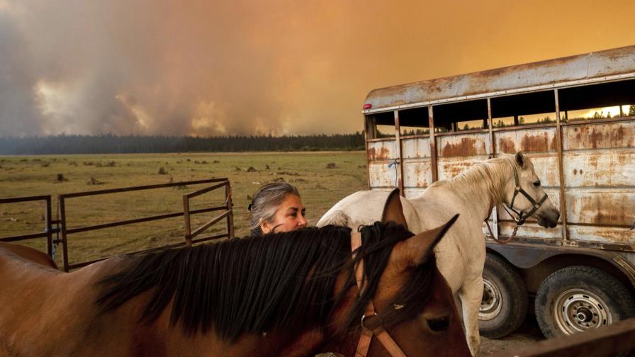 El fuego rodea un poblado del norte de California