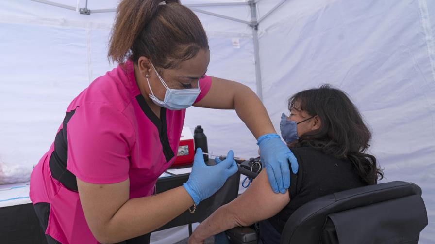 California destinará 40% de sus vacunas a áreas hispanas