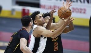 Johnson lidera a Spurs en victoria 116-110 sobre Cavaliers