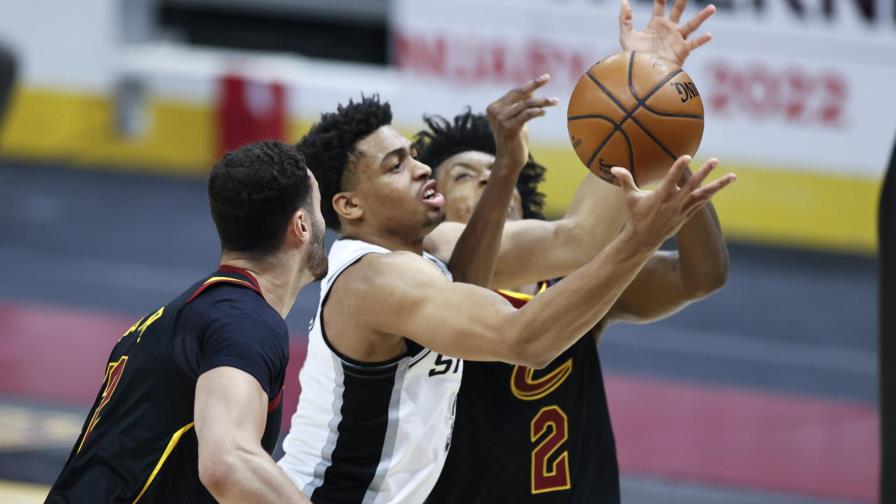 Johnson lidera a Spurs en victoria 116-110 sobre Cavaliers