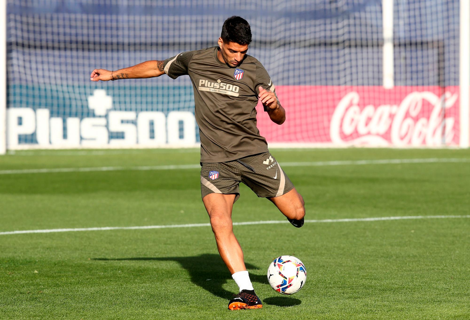 El delantero uruguayo Luis Suárez, durante el entrenamiento del Atlético de Madrid este viernes en la Ciudad Deportiva Wanda de Majadahonda, en Madrid, previo al partido de Liga que disputará el domingo ante el Granada.