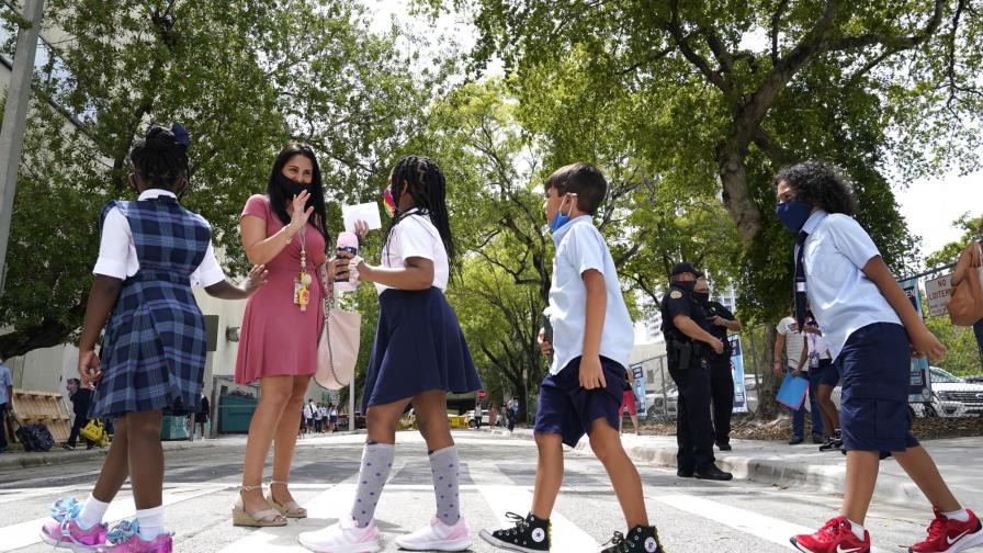 Florida: Debate de uso de mascarillas en aulas va a la corte
