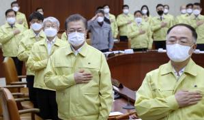 Crisis de coronavirus disminuye en China y aumenta en EEUU