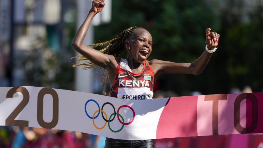 Jepchirchir vence al calor para ganar el maratón femenino