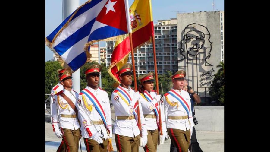 El presidente cubano da la bienvenida a los reyes El presidente cubano da la bienvenida a los reyes