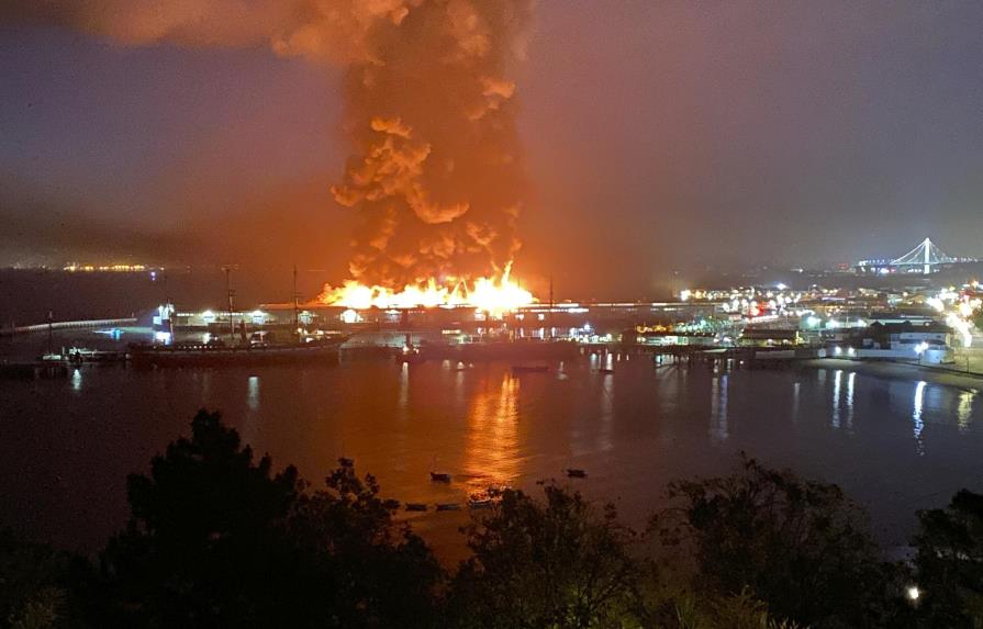 Fuego arrasa con bodega en zona de muelles de San Francisco