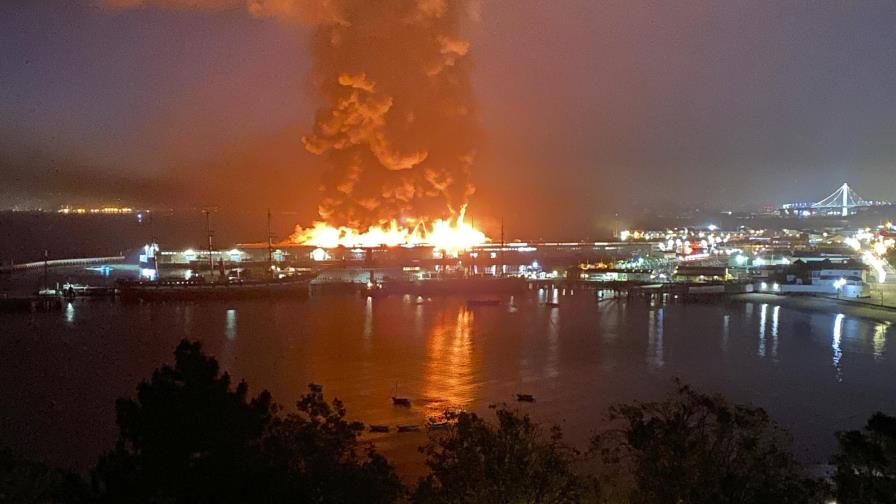Fuego arrasa con bodega en zona de muelles de San Francisco