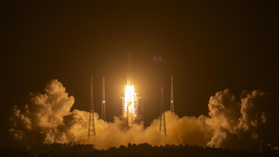 China lanza misión para traer material de la Luna